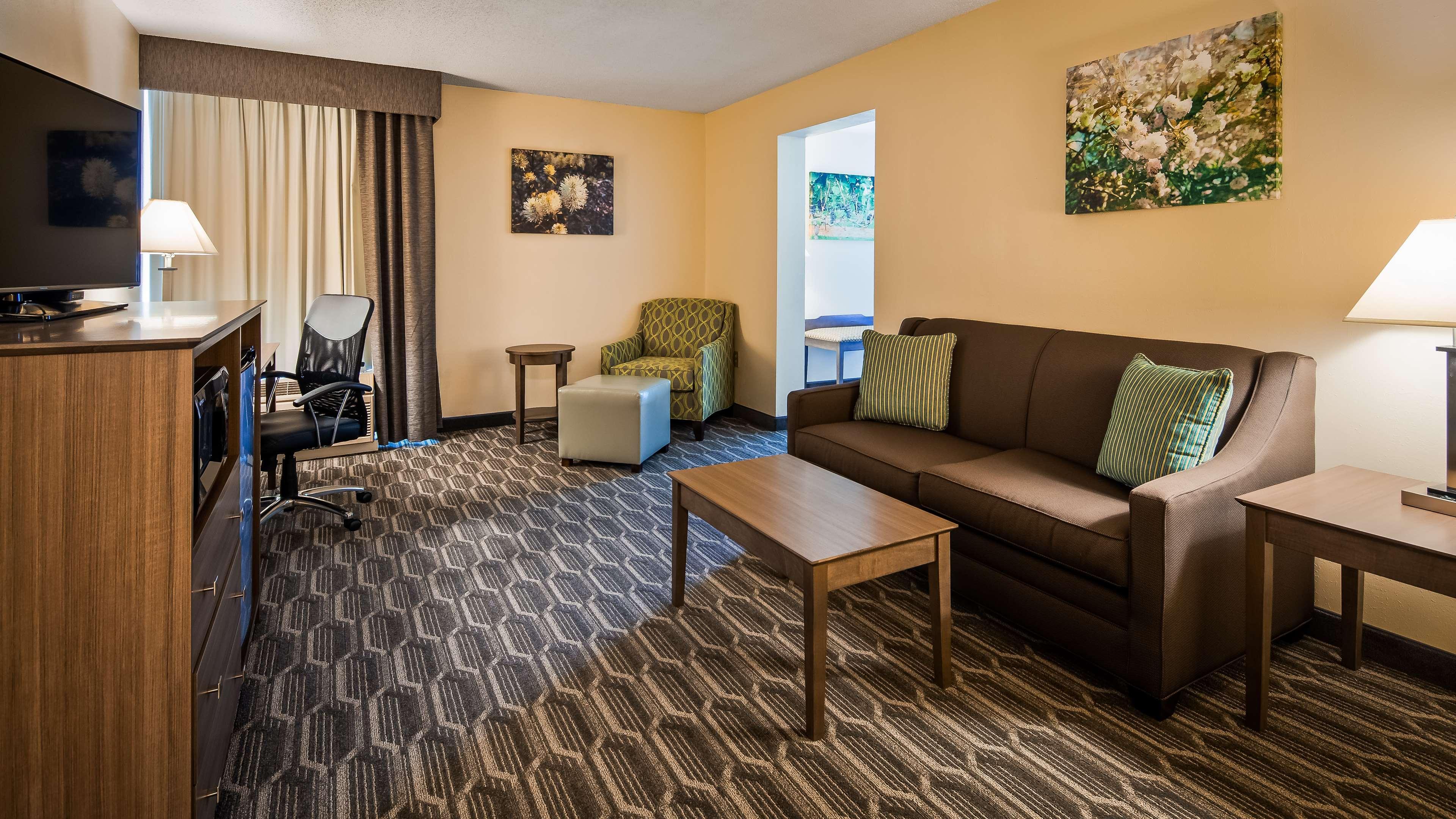 Best Western Plus Yadkin Valley Inn & Suites Jonesville Exterior photo